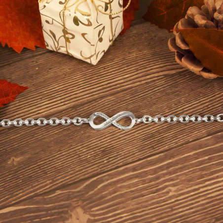 Cadeau armband sieraad met naam. Infinity armband graveren kado
