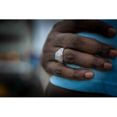 Aankondiging Geweldig noodsituatie Surinaamse ring witte steen bestel je bij ons voor maar € 49,95