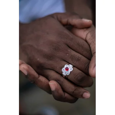 Mattenklopper ring rode steen. Surinaamse sieraden. Surinaamse ring.