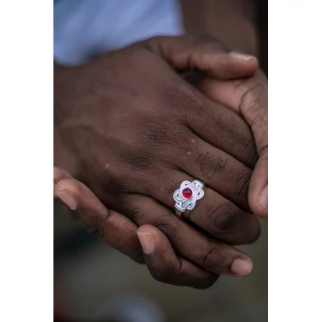 Mattenklopper ring rode steen. Surinaamse sieraden. Surinaamse ring.